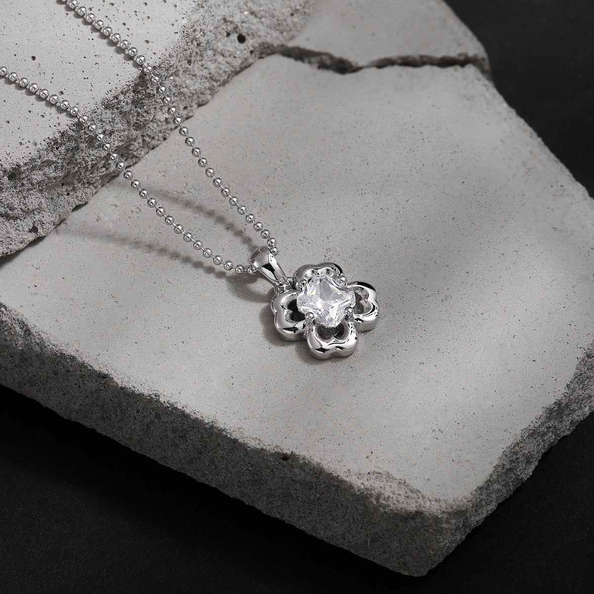Collar de cadena de bolas de plata de ley 925 con circonia cúbica y flor de trébol